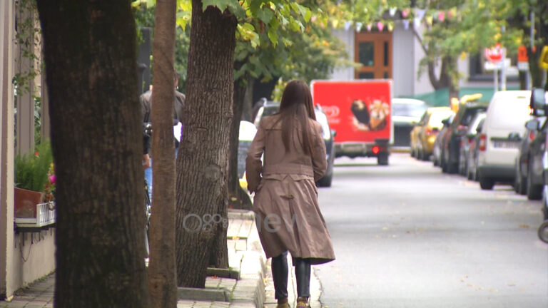 Tirana me rrugë pa trotuare, ankohen qytetarët: Nuk kemi ku të kalojmë