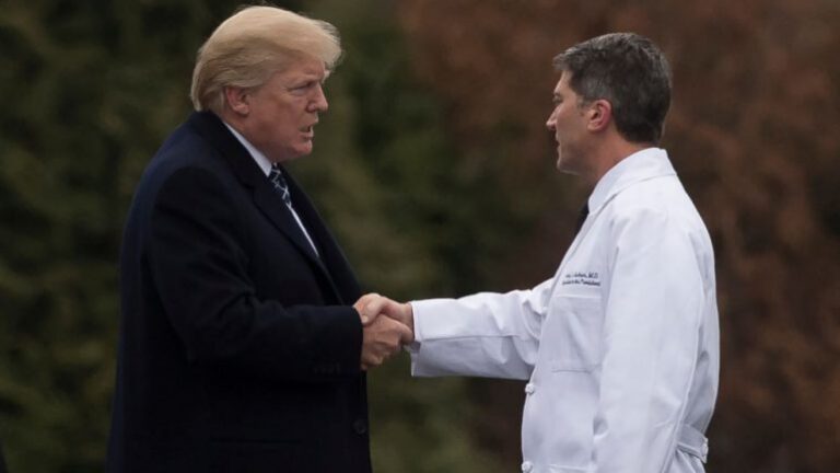 Mjekët: Trump po ecën mirë, fillon trajtimi me Remdesivir