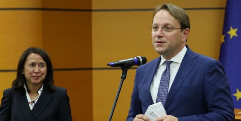 Pas takimeve në Shqipëri, komisioneri i Zgjerimit, Varhelyi viziton Kosovën