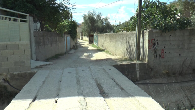 Pa rrugë, pa ujë e pa ndriçim, lagjja “15 tetori” në Vlorë