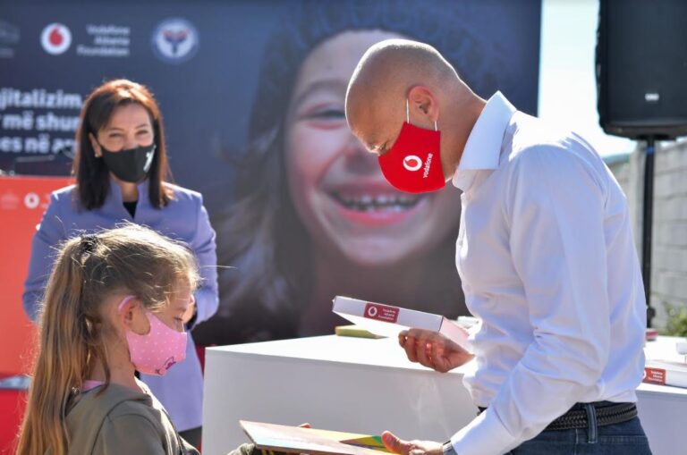 Fondacioni Vodafone Albania dhuron 15,000 pajisje smart për fëmijët që nuk mund të kenë akses në mësimin online