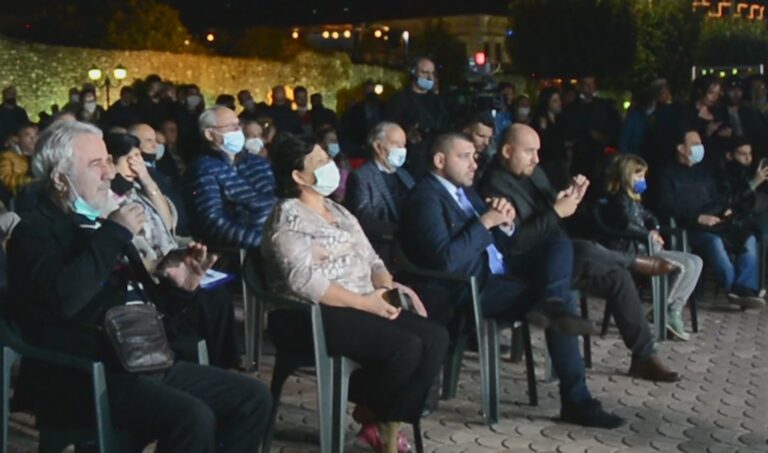 Koncerti në Elbasan, zyrtarë e qytetarë shkelin ligjin e maskave