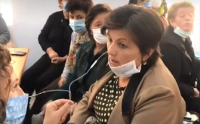 Gratë e naftëtarëve futen në grevë urie: Këtu do vdesim