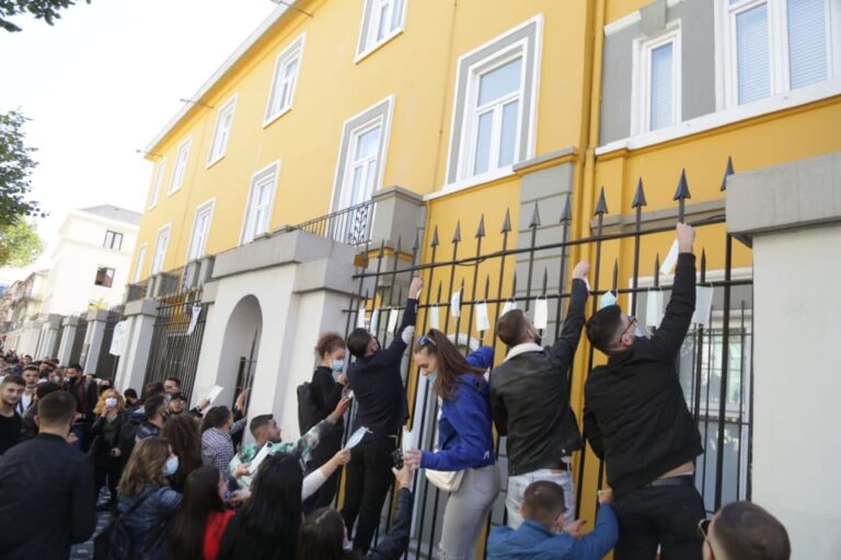 Viti akademik nis me protesta, pedagogu: Kanë dështuar politikat arsimore