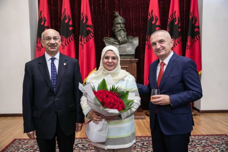 Presidenti vlerëson bashkëshorten e Ambasadorit të Kuvajtit në Shqipëri: Për merita të veçanta civile