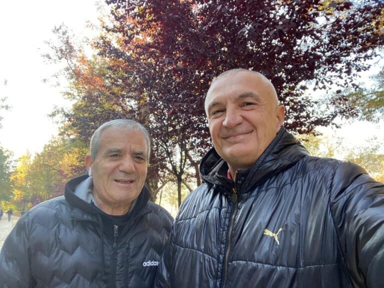 Presidenti Meta vrap nga liqeni me një ndër themeluesit e PS-së: Përherë kënaqësi