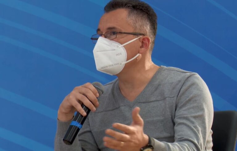Bashkëbisedimi me Bashën, gazetari: Në spitale ka 1 infermier dhe 15 të shtruar. Po gabojmë si Italia