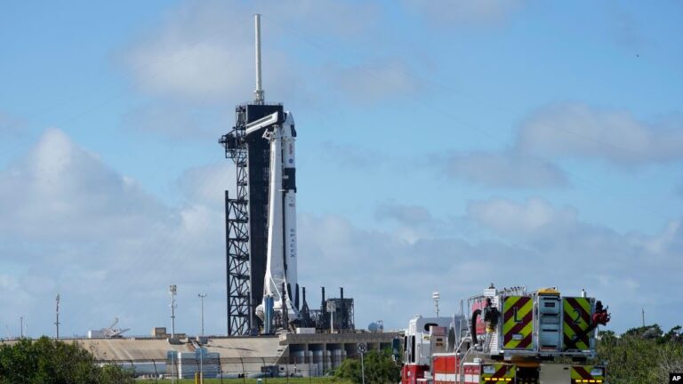 Space X drejt hapësirës në bordin e një anije kozmike private