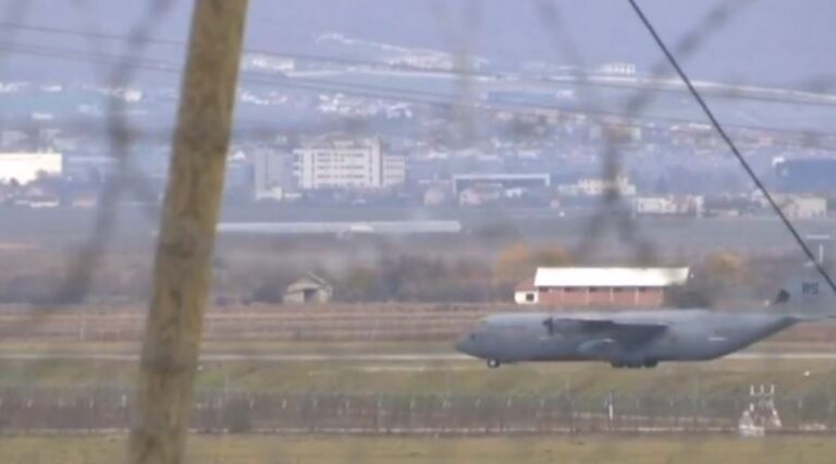 Me avion ushtarak/ Thaçi, Veseli dhe Selimi nisen drejt Hagës