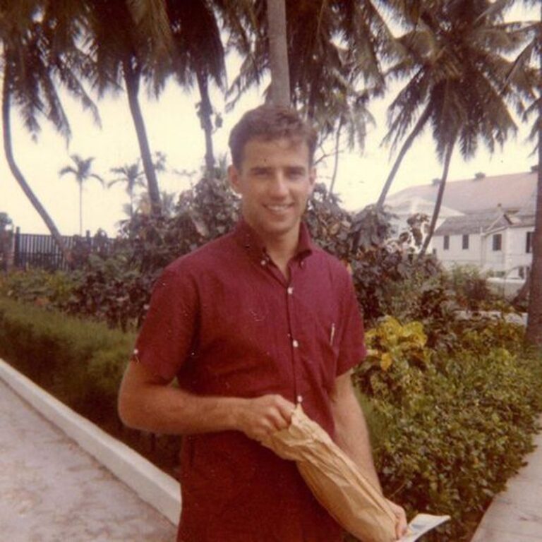 Njerëzit u fiksuan me fotografitë e Joe Biden në rini