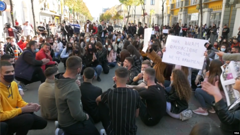 Zëri i Amerikës: Studimi, 79 për qind e 660 mijë të rinjve duan të ikin nga Shqipëria