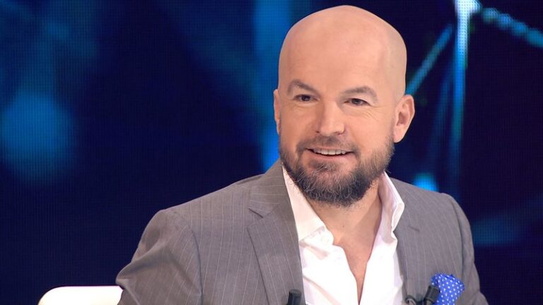 Gardëroba e “të fortëve” në vend të kostumit të politikës