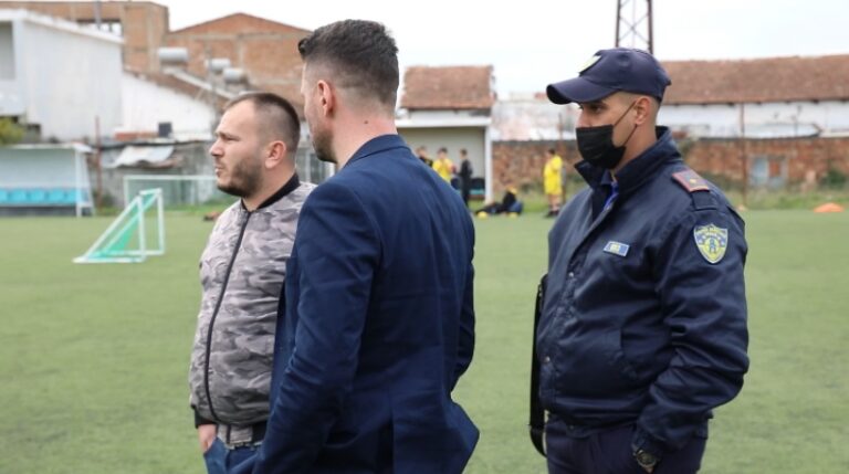 Publikohet VIDEO/ Si e dëbuan krenarinë e kombëtares, Andi Lila nga stadiumi i Kavajës vetëm se nuk është me PS