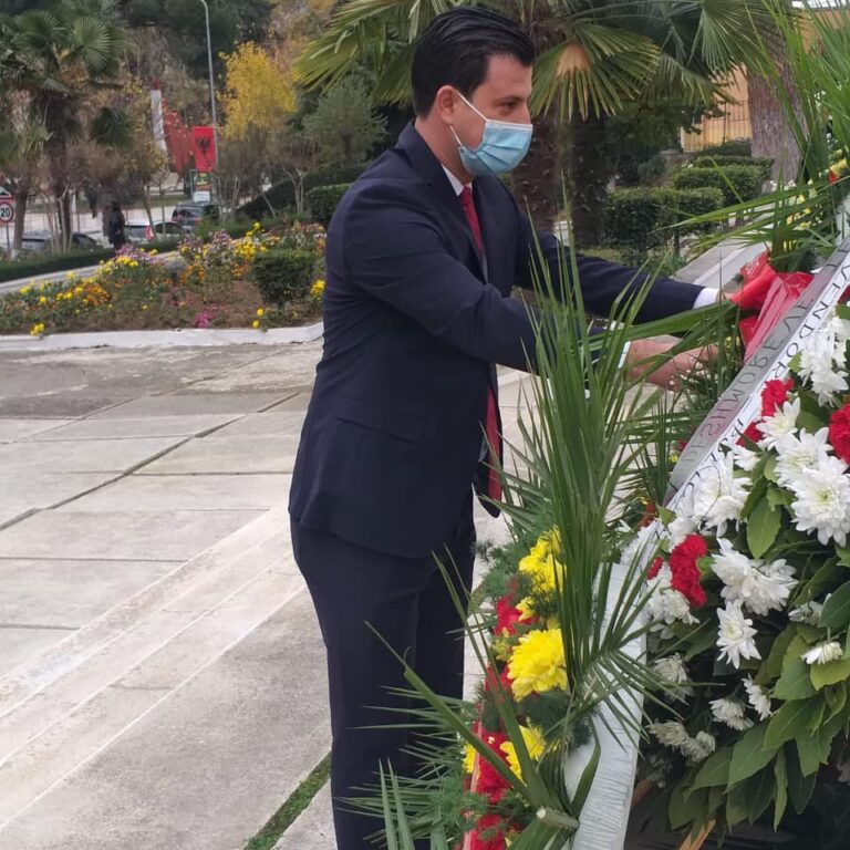 Berat, Ardit Çela homazhe në varrezat e dëshmorëve: Vepra e tyre vendosi Shqipërinë në krahun e duhur të historisë