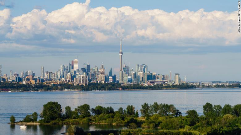 Toronto, qyteti më i madh i Kanadasë, vihet në bllokim 28 ditor ndërsa infeksionet rriten