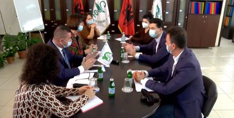 VIDEO/Basha takim me Urdhrin e Farmacistëve: Farmacitë janë kthyer në dyqane me lista