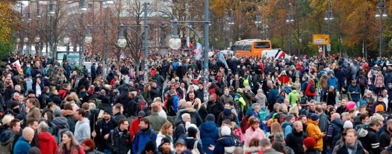 Protestuesit vërshojnë në Berlin kundër masave kufizuese të pandemisë