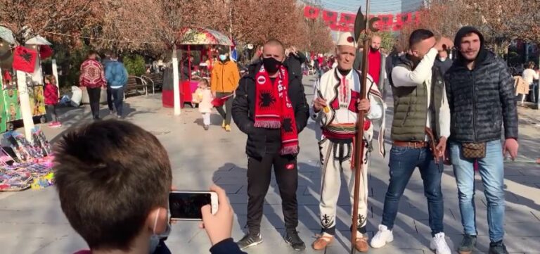 Kosova vishet kuqezi, festime për 108-vjetorin e Pavarësisë (VIDEO)
