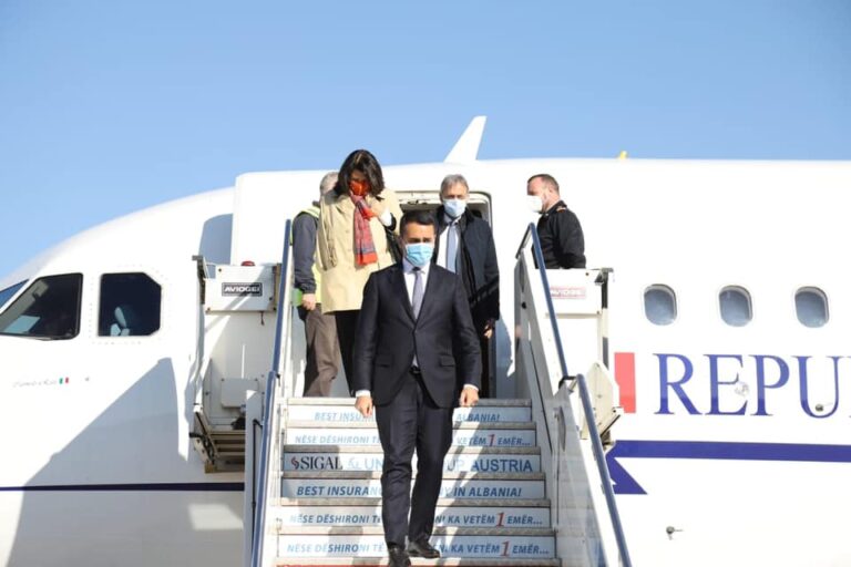 Mbërrin në Tiranë Ministri i Jashtëm italian Luigi Di Maio, takime me liderët shqiptarë