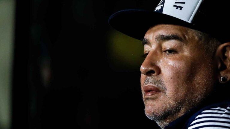Vdekja e Maradonës, Policia bastis shtëpinë dhe klinikën e mjekut