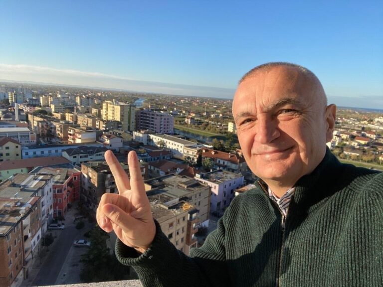 Presidenti Meta uron mirëmëngjes nga Lezha e Beslidhjes së Skënderbeut