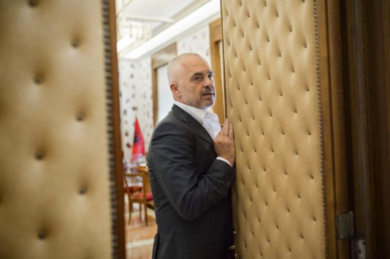 Kryeministri nuk shkon në zyrë prej 4 muajsh. Reagojnë Braçe dhe Fuga. Por bën mirë që nuk shkon!