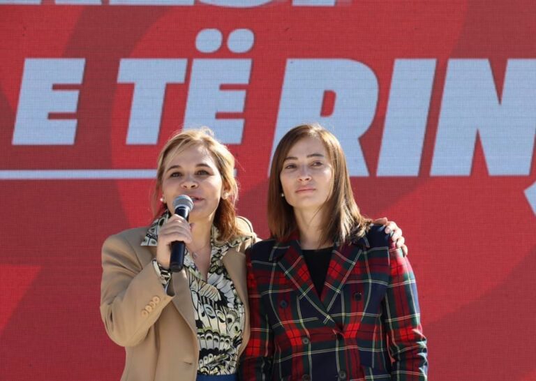 Elona Guri në krye të fushatës në Durrës, Kryemadhi: Është njeriu që qëndron gjithmonë në krah të të rinjve