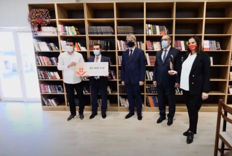 Inagurohet biblioteka “Fundjavë Ndryshe”, i pranishëm ambasadori austriak