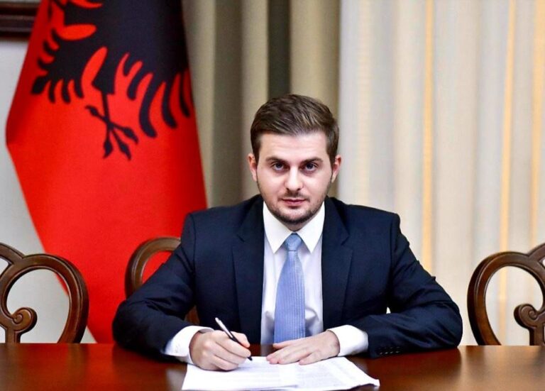 Ministri imagjinar në detyrë