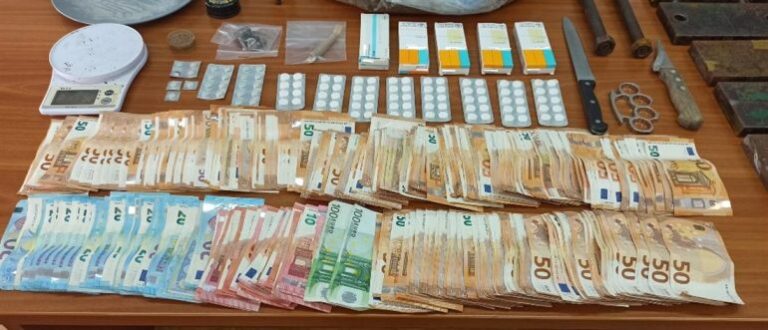 FOTO/ Shqiptari dhe greku kapen në flagrancë, shisnin drogë në Athinë