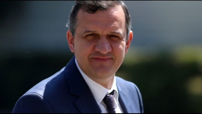 Ilir Beqja u shpjegon qytetarëve si të gjejnë mjekun e familjes