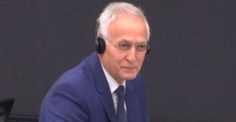 Fjalimi emocionues i Jakup Krasniqit në Hagë:  Po përpiqeni të na ndani mbi baza fetare. Unë s’jam mysliman dhe as katolik, por shqiptar