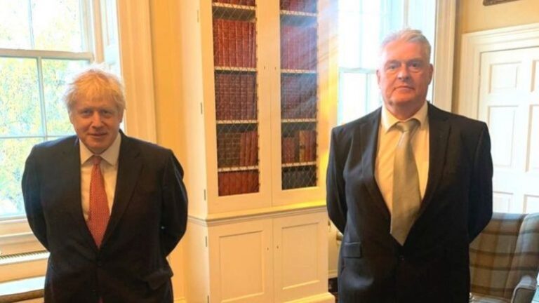 Johnson nga izolimi: Jam mirë dhe optimist për vaksinimin para Krishtlindjeve (Video)