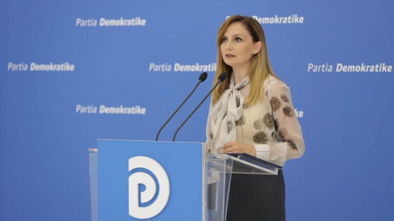 Tabaku ballafaqon Ramën me premtimin e 2013: Rrite çmimin e naftës me 240 lekë