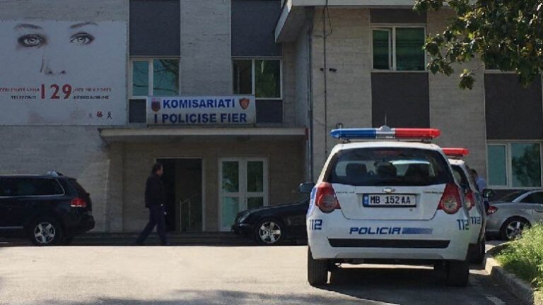Makina e policisë aksidenton 54-vjeçarin në Fier