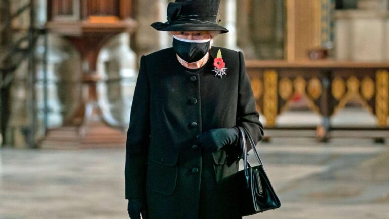 Mbretëresha britanike, del për herë të parë në publik me maskë