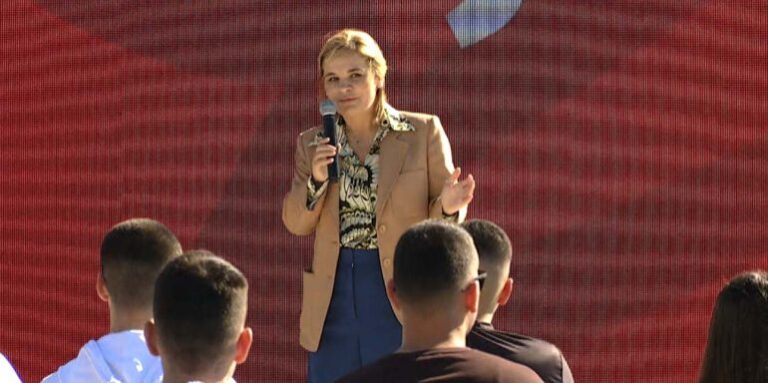 Kryemadhi me të rinjtë e Durrësit: Tranzicioni i tejzgjatur do marrë fund më 25 prill