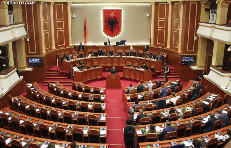 Parlamenti si zyrë  biznesi për oligarkët, miraton ligje në favor të 5 vetave