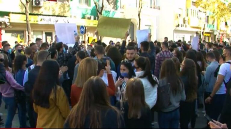 Studentët protestë përpara Ministrisë së Arsimit, ndërhyn policia