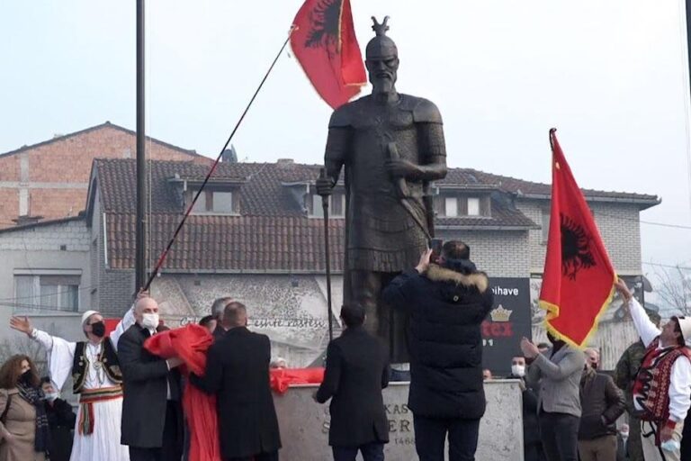 Monumenti i Skënderbeut në Prizren, marrëzi artistike dhe kolektive