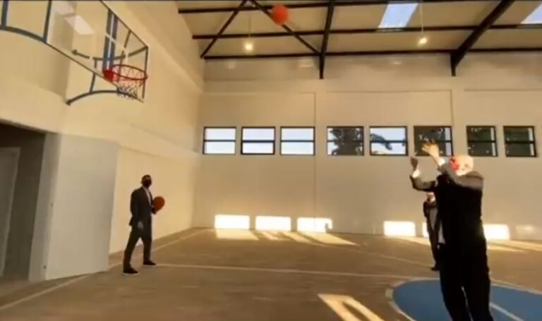 Vasili publikon videon: Sadisti (Edi Rama) luan basketboll, njerëzit humbin jetën nga Covid-19
