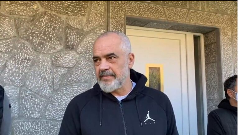 Rama shpërndan medalje: S’ka asnjë ndryshim nga Zvicra e Austria
