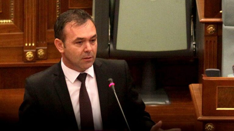 Pas Krasniqit, edhe kreut te Grupit Parlamentar të “Vetëvendosjes” i ngrihet aktakuzë, nesër niset në Hagë