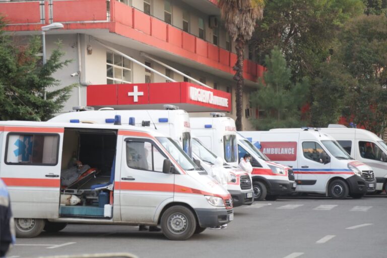 FOTO para Spitalit Infektiv, pacientët me COVID presin në ambulanca