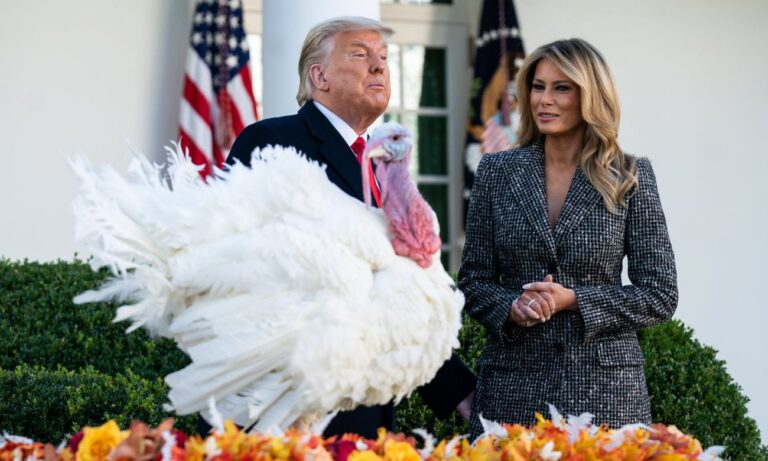Trump fal gjelin e detit, por nuk heq dorë nga ‘virusi kinez’. Biden kërkon sakrifica nga amerikanët, ja mesazhet në Ditën e Falenderimeve