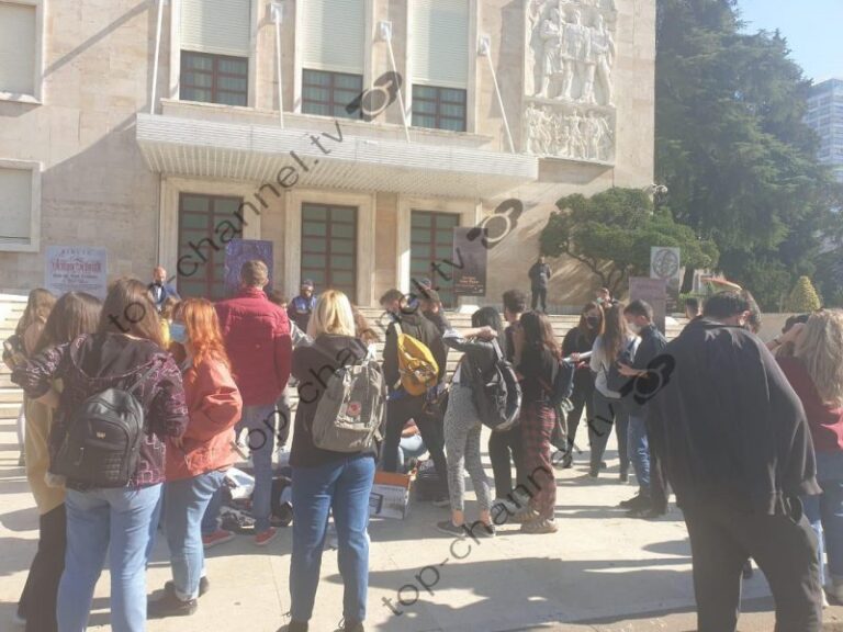 Studentët të revoltuar/ Hedhin rrobat, librat dhe valixhet e tyre te Kryeministria