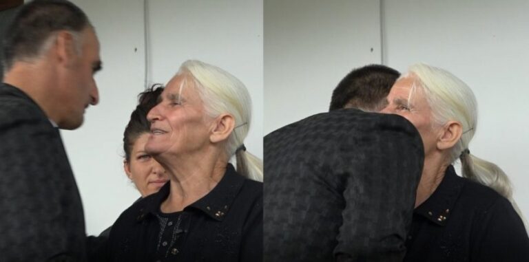 Ia rrëmbyen djalin pas vrasjes, nëna e takon për herë të parë pas 45 vitesh