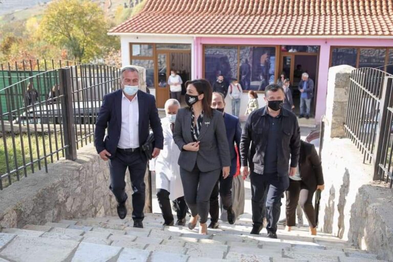 Masat antiCOVID-19, Balla e Kushi shpërndajnë tableta dixhitalë për nxënësit e  shkollës “Sali Halili” në Rrajcë