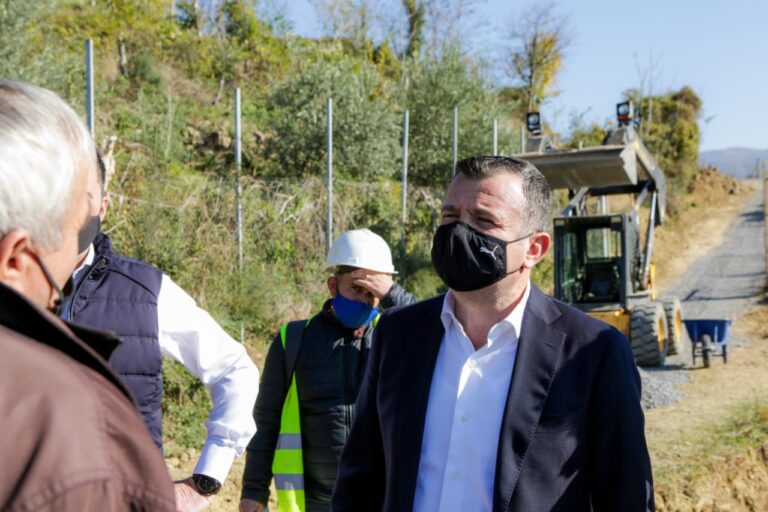 Balla inspekton punimet e ndërtimit të ujësjellësit në Krastë