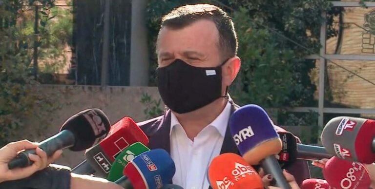 Taulant Balla dorëzon në Kuvend kërkesën për ngritjen e Komisionit të Posaçëm Parlamentar për raportin e Dick Marty-t